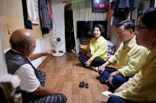추미애 지사, 광명 뚝방촌 폭염 현장점검...기후위기 피해 약자에 집중
