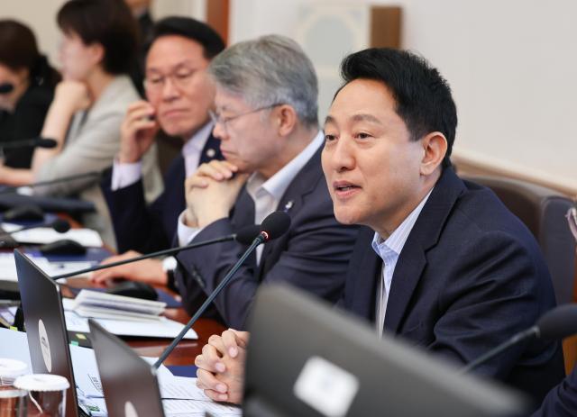 오세훈 서울시장이 14일 청와대에서 이재명 대통령 주재로 열린 국무회의에서 자료제출 관련 발언을 하고 있다 사진연합뉴스