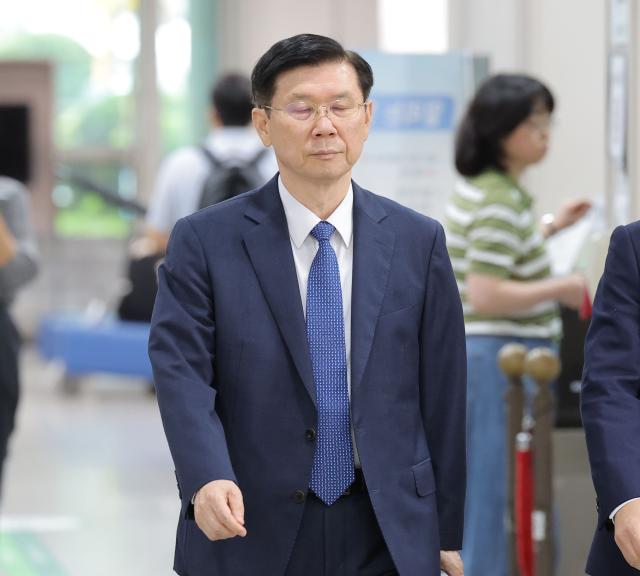 윤석열 전 대통령에 대한 공수처 체포영장 집행을 방해한 혐의로 기소된 박종준 전 경호처장이 지난 9일 서울 서초구 서울중앙지방법원에서 열린 특수공무집행 방해 혐의 등 1심 선고 공판에 출석하고 있다 사진연합뉴스