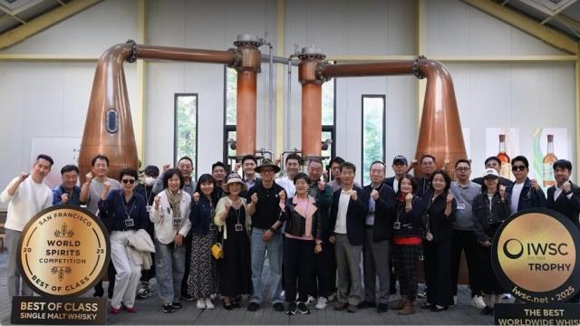 GGCIA 1기 원우들이 기원 위스키 증류소를 찾아 현장 학습을 진행하고 있다 사진한양사이버대