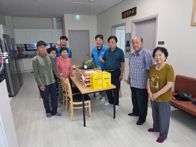 쌍용CE 동해공장이 14일 공장 인근 경로당을 방문해 어르신들의 건강과 안부를 살피고 위문품을 전달했다 사진쌍용CE 동해공장