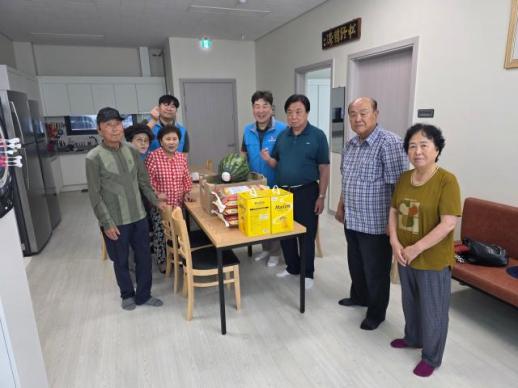 쌍용C&E 동해공장, 초복 맞아 경로당 위문품 전달…지역 어르신 건강한 여름나기 응원