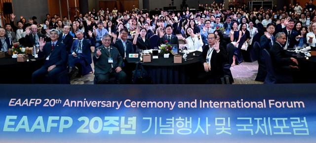 박찬대 인천광역시장이 14일 연수구 경원재에서 열린 EAAFP 20주년 기념행사에서 기념촬영을 하고 있다 사진인천시