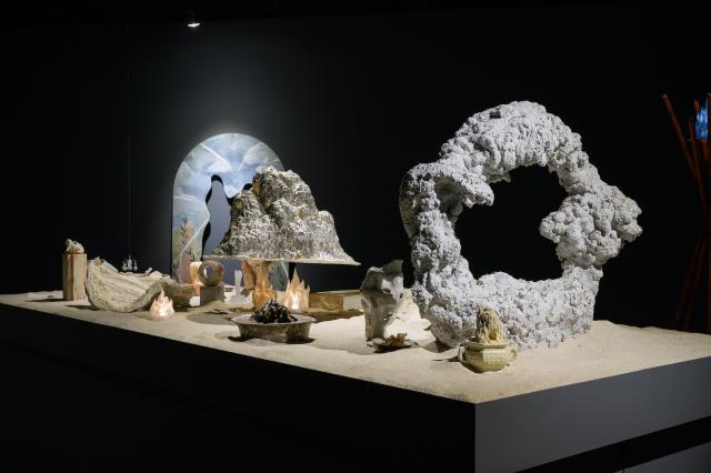 홍자영 〈여신이 지나간 탁자Table After the Goddess’s Passing〉 20232025년작 조각들 모래 110 × 400 × 160 cm 좌대 위 가변설치사진창원조각비엔날레 