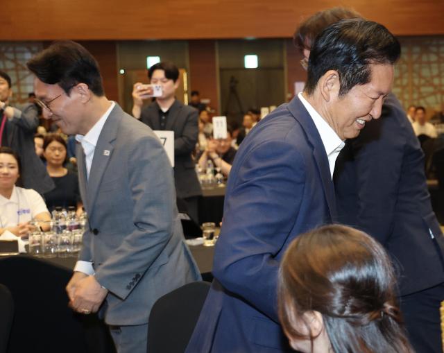 지난달 28일 경기 광주시 곤지암리조트에서 민주당 청년 당선인 워크숍이 열린 가운데 축사를 마친 김민석 국무총리와 축사를 위해 단상으로 향하는 정청래 전 대표가 각자 이동하고 있다사진연합뉴스