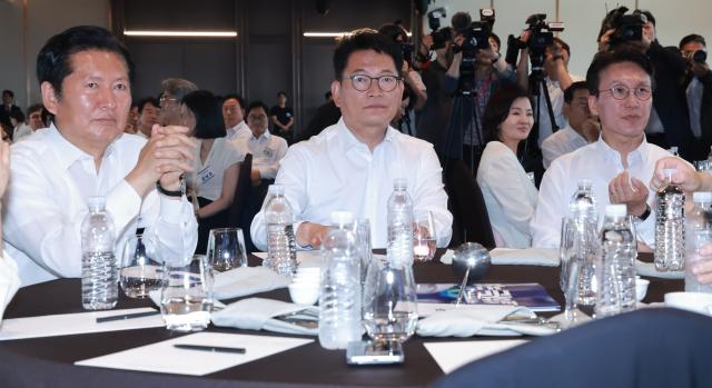 정청래 전 더불어민주당 대표왼쪽부터 송영길 의원 김민석 전 국무총리가 지난 3일 서울 용산구 한 호텔에서 열린 민주당 국회의원 워크숍에 참석해 있다 사진연합뉴스