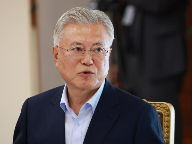 문재인 전 대통령이 1일 청와대 상춘재에서 이재명 대통령과 오찬에 앞서 인사말을 하고 있다 사진연합뉴스