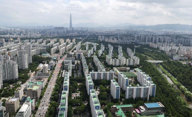 13일 재건축을 앞두고 있는 아파트 단지를 포함한 강남 일대 전경사진연합뉴스