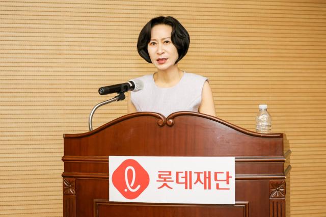 장혜선 롯데장학재단 이사장이 14일 오후 서울 영등포구 롯데리테일아카데미에서 열린 ‘2026 신격호 롯데 취업준비생 장학금 전달식’에서 인사말을 하고 있다. [사진=롯데장학재단]