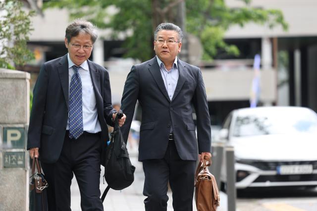 관저 이전 부실 감사 의혹과 관련 직권남용 혐의를 받는 유병호 감사원 감사위원오른쪽이 조사를 위해 지난 13일 경기 과천 2차 종합특검으로 출석하고 있다 사진연합뉴스