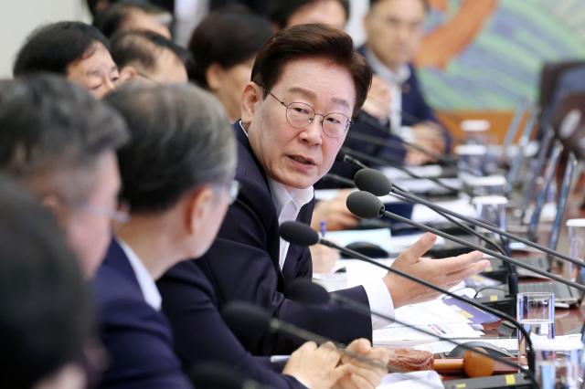 이재명 대통령이 14일 청와대에서 열린 국무회의에서 조현 외교부 장관에게 질문하고 있다 사진연합뉴스