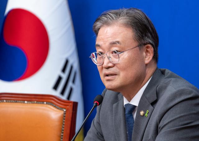 더불어민주당 전당대회 준비위원회 간사인 이연희 의원이 지난 9일 국회에서 열린 전당대회 준비위 4차 회의 결과 브리핑을 마친 뒤 질문에 답하고 있다사진연합뉴스
