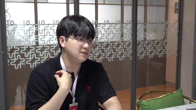 지난달 8일 부산에 위치한 광고백서 사무실에서 이진우 광고백서 대표가 아주경제 탐사보도팀과 인터뷰를 진행했다사진박승호 기자