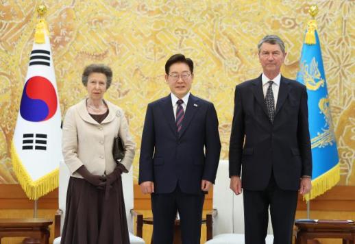 李在明会见英国安妮公主夫妇