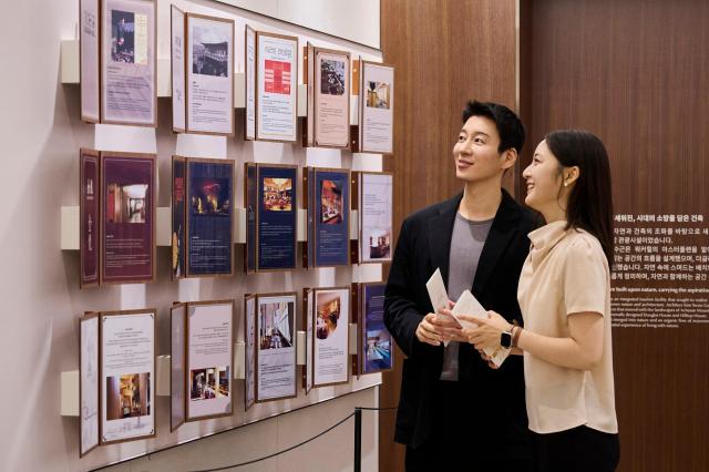 방문객들이 워커힐 스토리 라운지에서 레스토랑 변천사를 관람하고 있다 사진워커힐