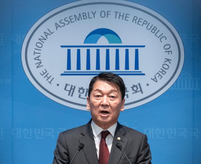 안철수 국민의힘 의원이 지난 12일 국회에서 한동훈 무소속 의원의 국민의힘 복당 반대 기자회견을 하고 있다 사진연합뉴스