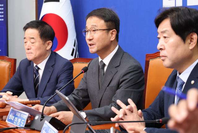 더불어민주당 한병도 당 대표 직무대행 겸 원내대표가 15일 국회에서 열린 최고위원회의에서 발언하고 있다사진연합뉴스