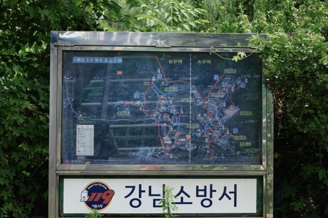 강남소방서가 설치한 구룡마을 소방 현황도 안내판 마을을 A구역과 B구역 18지구로 나누고 소화전과 비상소화장치 저수조 위치 등을 표시했으며 2022년 3월과 2023년 1월 발생한 화재 지점도 함께 표기돼 있다 AJP 한준구