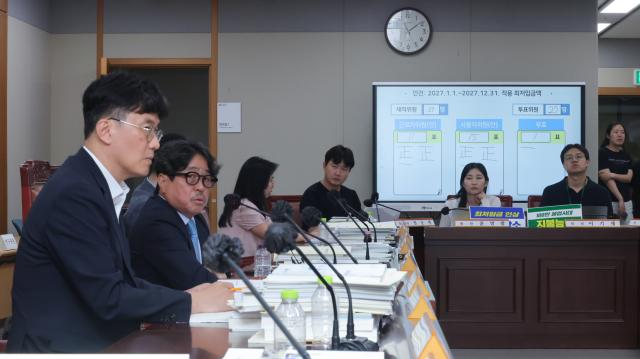 14일 정부세종청사에서 열린 최저임금위원회 제14차 전원회의에서 내년도 최저임금이 시간당 1만700원으로 최종 결정된 뒤 권순원 최저임금위원장이 입장을 밝히고 있다 
    이날 마지막 13차 수정안으로 근로자 측이 시간당 1만730원 사용자 측이 1만700원을 제시한 뒤 위원 27명을 대상으로 투표에 부쳐 근로자위원 안이 11표 사용자위원 안이 15표 무효표 1표로 사용자위원 안으로 의결됐다 