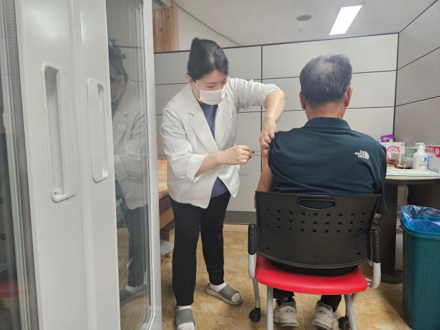 강진군이 50세 이상 군민을 대상으로 대상포진 무료 예방접종을 시행하며 군민 건강 보호와 감염병 예방에 적극 나서고 있다사진강진군
