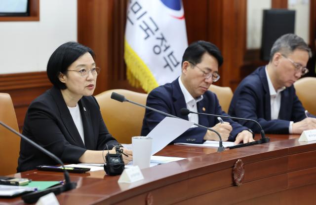 한성숙 국무총리왼쪽가 15일 정부서울청사에서 열린 비상경제점검회의에서 발언하고 있다 사진연합뉴스