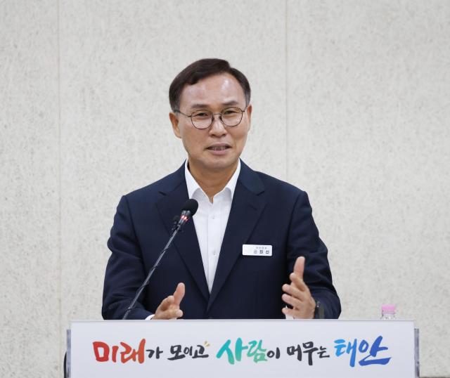 윤희신 태안군수 기자회견 모습사진태안군