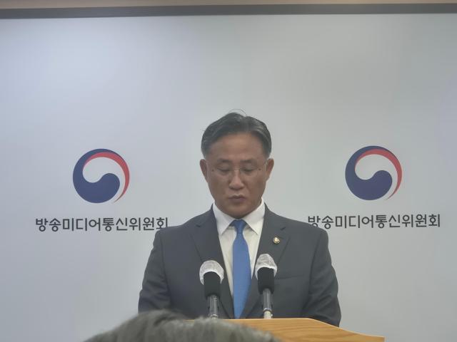 고민수 방송미디어통신위원회 상임위원이 15일 정부과천청사에서 열린 대통령 업무보고 사전브리핑에서 이야기하고 있다 사진나선혜기자