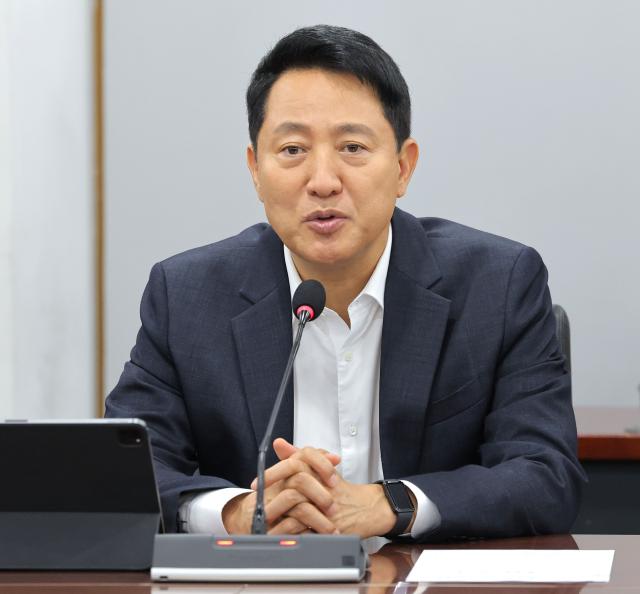 오세훈 서울시장이 15일 서울시청에서 열린 야간경제 활성화를 위한 정례간부회의에서 발언하고 있다 사진연합뉴스