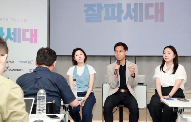 이신영 KT밀리의서재 무제한독서팀 팀장왼쪽과 김진욱 마인드로직 대표가운데 유경원 아이지에이웍스 전사마케팅팀 팀장오른쪽이 QA를 진행하고 있다 사진KT밀리의서재