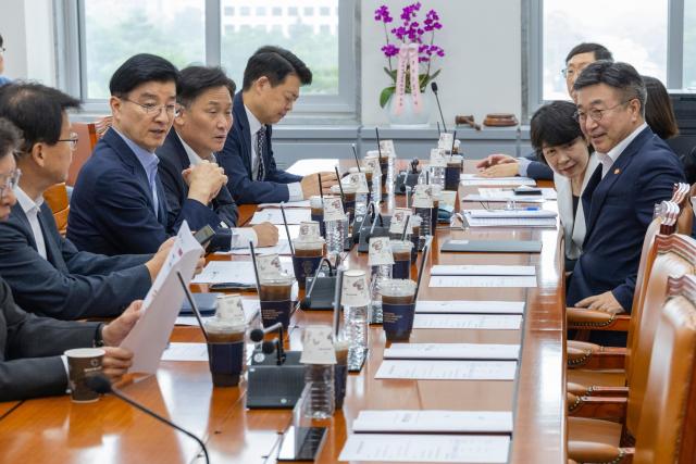 윤호중 행정안전부 장관오른쪽과 더불어민주당 행정안전위원회 위원들이 15일 국회에서 당정을 시작하고 있다사진연합뉴스