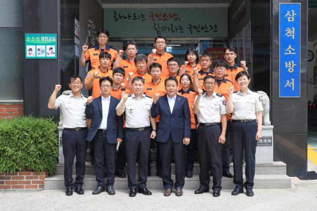 삼척시의회에 따르면 김원학 의장이 삼척소방서를 방문하고 있다 사진삼척시의회