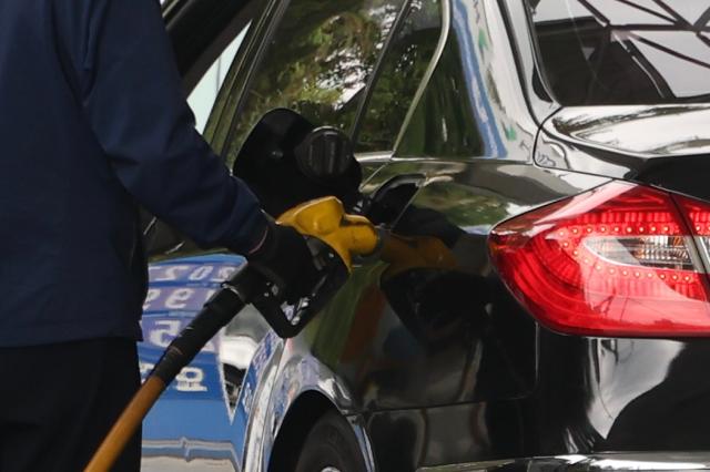 A man refilling gasoline into his car AJP Han Jun-gu