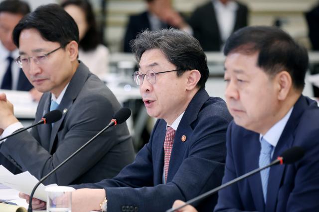 이억원 금융위원장이 15일 청와대에서 열린 이재명 대통령 주재 부처 업무보고에서 보고하고 있다 사진연합뉴스