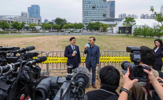 Minister of Land Infrastructure and Transport Kim Yoon-duk right speaks with Incheon Mayor Park Chan-dae ahead of the Urban Air Mobility UAM Flight Showcase at the INU Innovation Center of the University of Incheon in Incheon on July 15 2026 AJP Yoo Na-hyun

