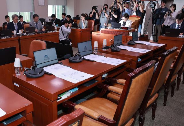 15일 국회에서 국민의힘이 불참한 가운데 열린 법제사법위원회 전체회의에서 위원장인 서영교 더불어민주당 의원이 개의를 선언하고 있다사진연합뉴스