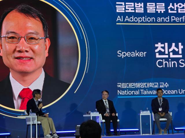 인천항만공사는 15일 인천 송도컨벤시아에서 제7회 인천국제해양포럼을 개최했다 사진은 세션 1에서 발표를 맡은 친산 루 국립대만해양대학교 교수 사진김유진 기자