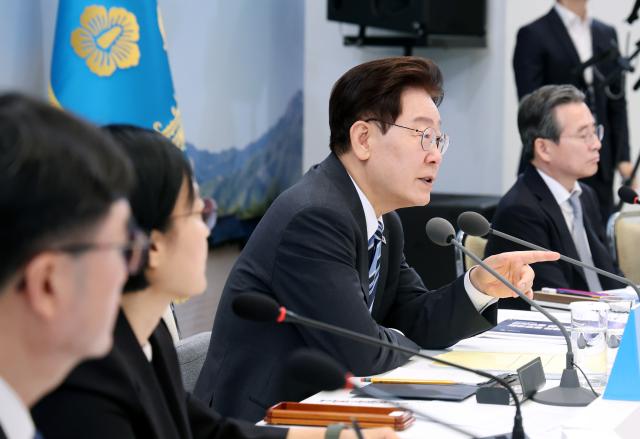 이재명 대통령이 15일 청와대 영빈관에서 열린 부처 업무보고에서 참석 기관장들에게 질문하고 있다 사진연합뉴스