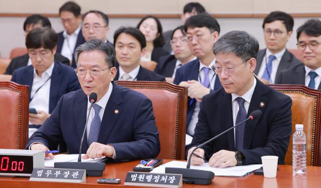 정성호 법무부 장관이 15일 국회에서 열린 법제사법위원회 전체회의에서 의원 질의에 답하고 있다 사진연합뉴스