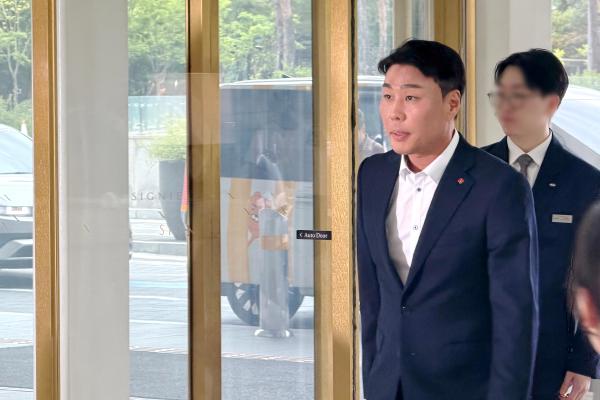 정현석 롯데백화점 대표가 15일 서울 송파구 롯데월드타워에서 열린 2026 하반기 롯데 VCM에 참석하기 위해 입장하고 있다 사진VCM 공동취재단