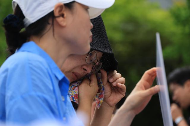 A Homeplus tenant owner weeps at a rally outside Cheong Wa Dae in Jongno-gu Seoul on July 15 2026 AJP Han Jun-gu