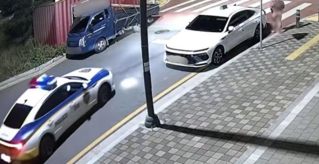 경북 경산에서 20대 남성이 또래 친구를 살해한 사건에서 경찰이 범행 직후 피가 묻은 나체 상태의 용의자와 지근거리에서 마주쳤으나 놓쳤고 이 상황을 상황실에 알리지 않은 사실이 확인됐다 사진독자제보