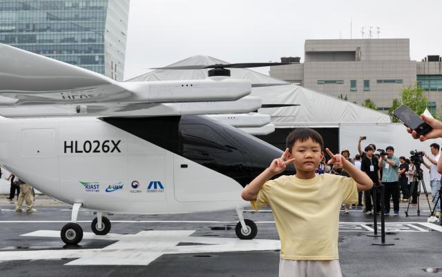 Yoo Hee-chan 7 poses in front of Sambo Motors Group’s B-32-R2 UAM aircraft during the K-UAM Flight Showcase at Incheon National University’s INU Innovation Center on July 15 2026 AJP Yoo Na-hyun
