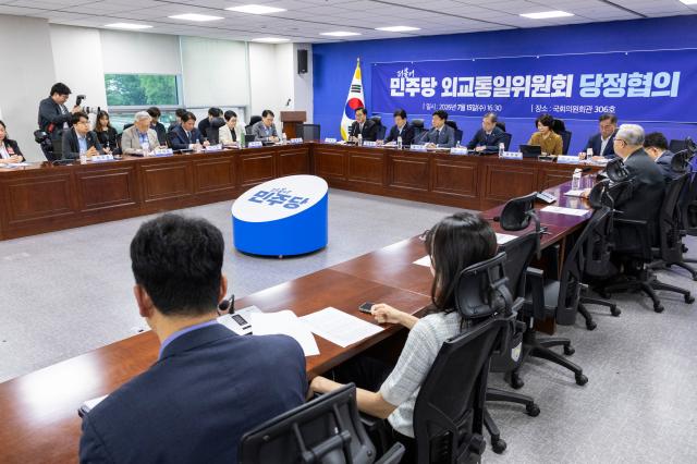 15일 국회 의원회관에서 정동영 통일부 장관과 조현 외교부 장관이 참석한 가운데 열린 더불어민주당 외교통일위원회 당정 협의에서 우원식 전 국회의장이 발언하고 있다사진연합뉴스