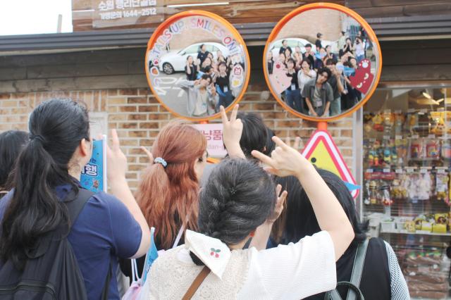빅오션과 행궁동 도보여행을 즐기는 관광객들 사진한국관광공사