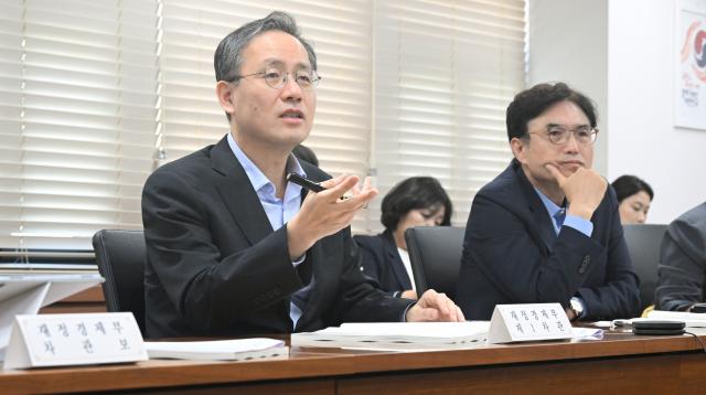 이형일 재정경제부 차관이 6월 23일 서울 종로구 정부서울청사에서 열린 제3차 일자리 전담반TF을 주재하고 있다 오른쪽은 권창준 고용노동부 차관사진재정경제부