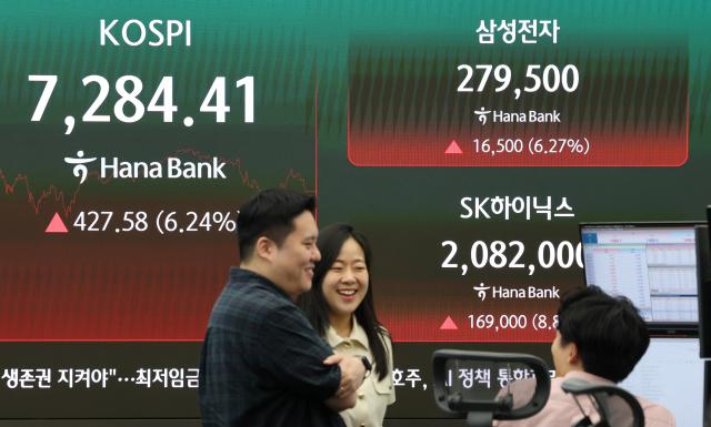 지난 15일 서울 중구 하나은행 딜링룸에서 직원이 업무를 보고 있다 이날 코스피는 42758포인트624 오른 728441로 장을 마쳤다 사진연합뉴스