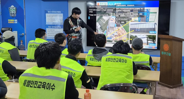동부건설이 AI 통번역을 통해 외국인 근로자를 대상으로 교육을 진행하고 있다 사진동부건설