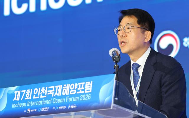 황종우 해양수산부 장관이 15일 인천 연수구 송도컨벤시아에서 열린 제7회 인천국제해양포럼 개막식에서 환영사를 하고 있다사진연합뉴스