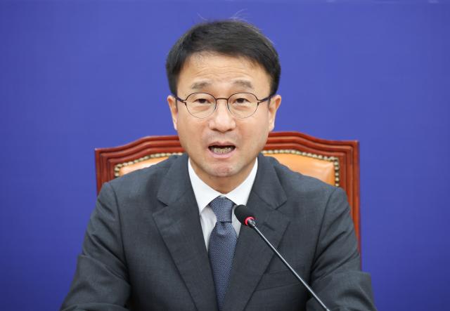 더불어민주당 한병도 당 대표 직무대행 겸 원내대표가 16일 국회에서 열린 정책조정회의에서 발언하고 있다사진연합뉴스