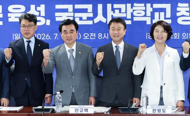 더불어민주당 한병도 대표 직무대행 겸 원내대표를 비롯한 참석자들이 16일 국회 의원회관에서 열린 스마트강군 육성 국군사관학교 창설방안 당정 협의에서 기념 촬영을 하고 있다사진연합뉴스